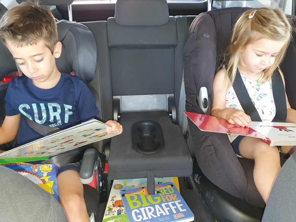 שני ילדים קוראים ספרים באוטו