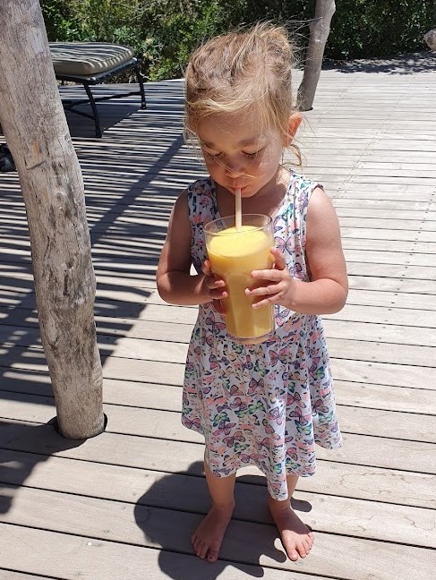 ילדה שותה מיץ תפוזים סחוט