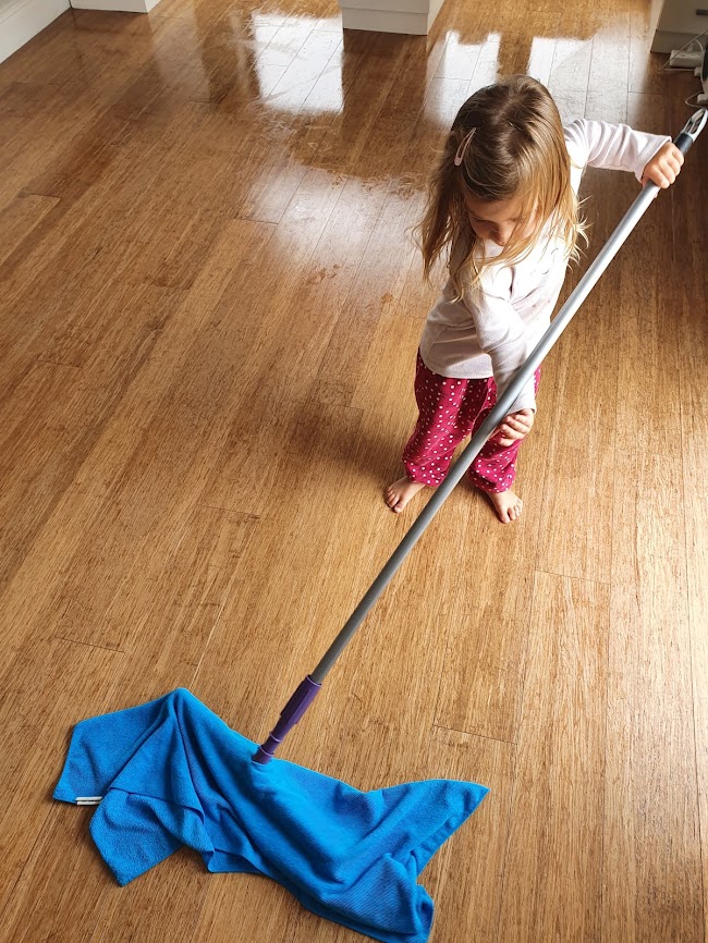 ילדה מנקה את הרצפה
